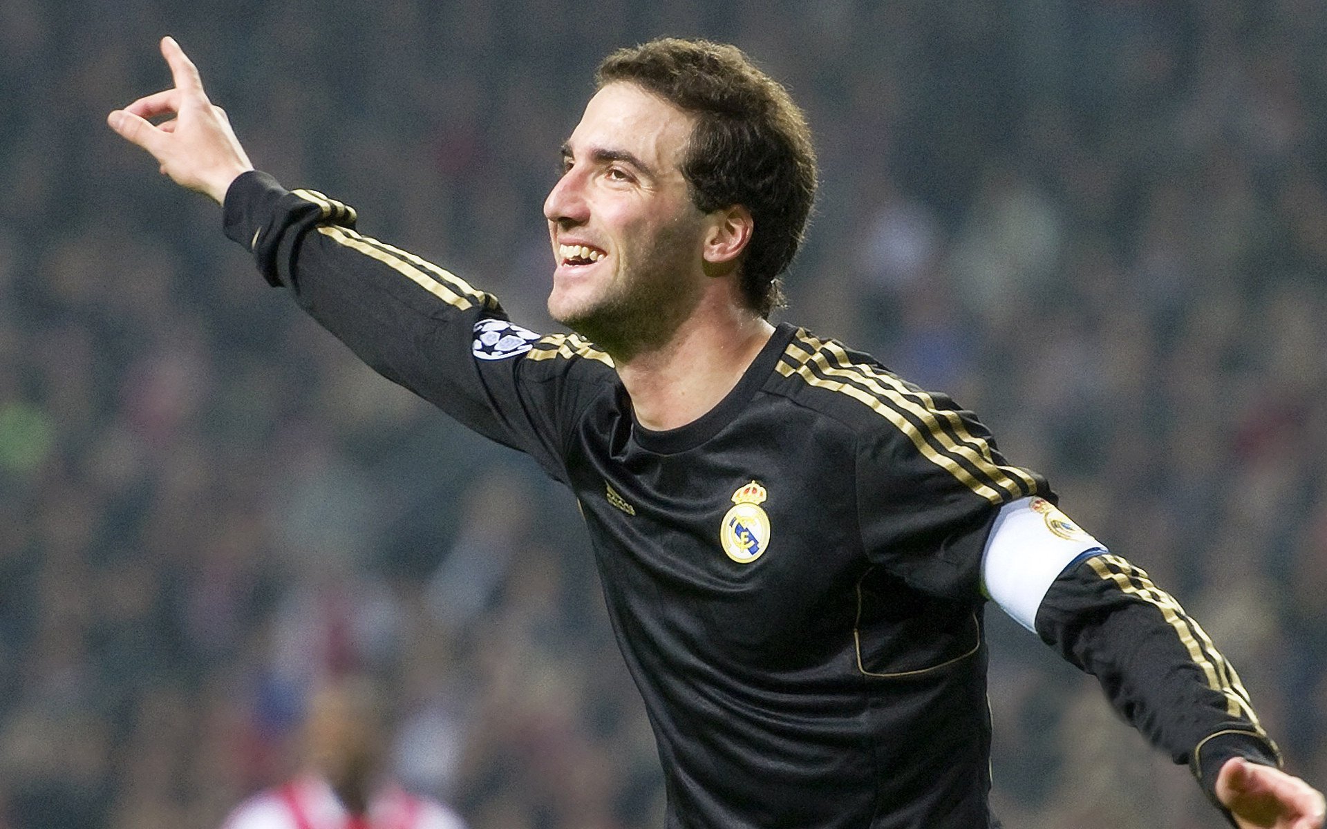 国内外媒体关注，中超带火全民足球热潮，中超专用足球